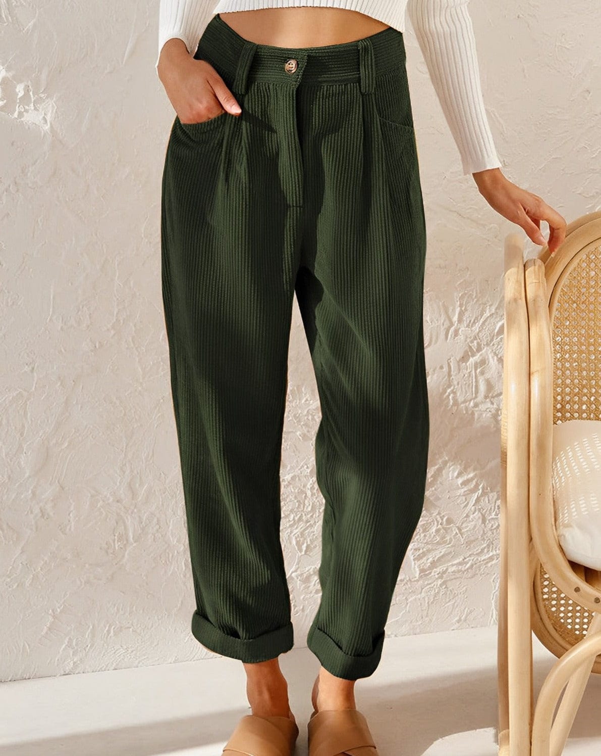Damen Cordhose in Karottenform mit Bundfalten und Umschlag