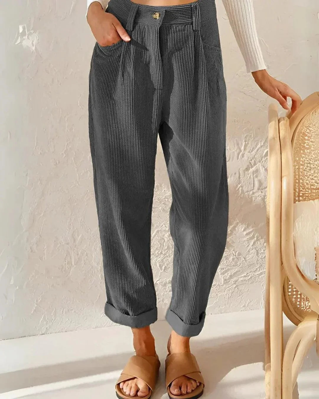 Damen Cordhose in Karottenform mit Bundfalten und Umschlag
