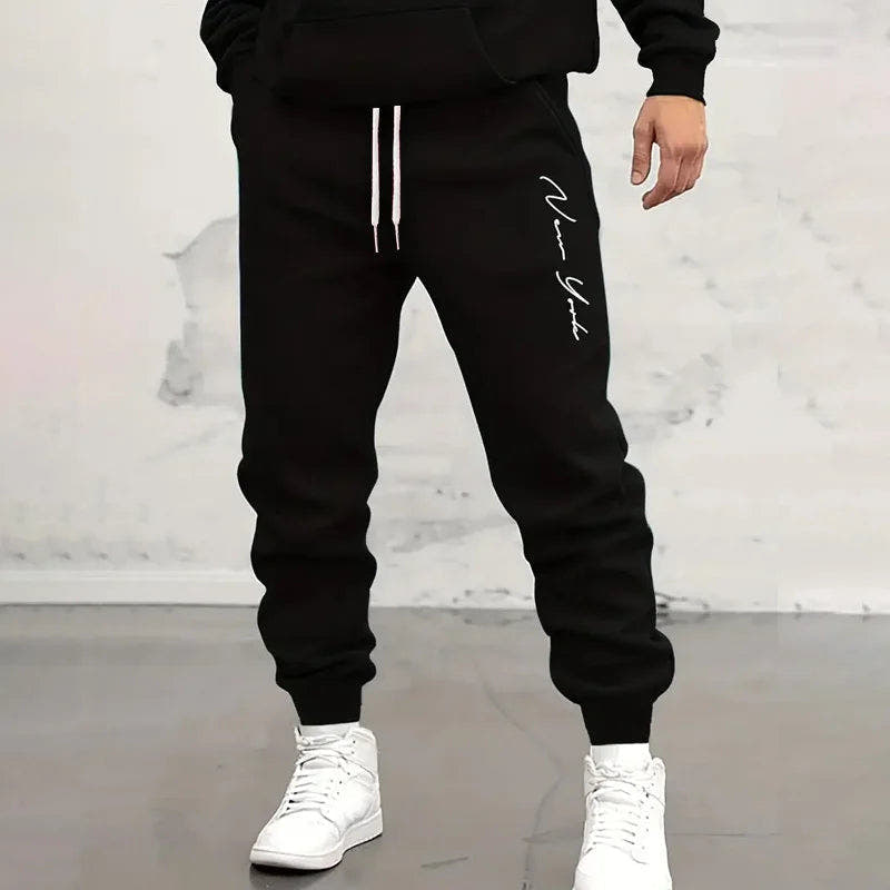 Jogginghose Herren mit Kordelzug und seitlichem Schriftzug - Schwarz #Farbe_Schwarz